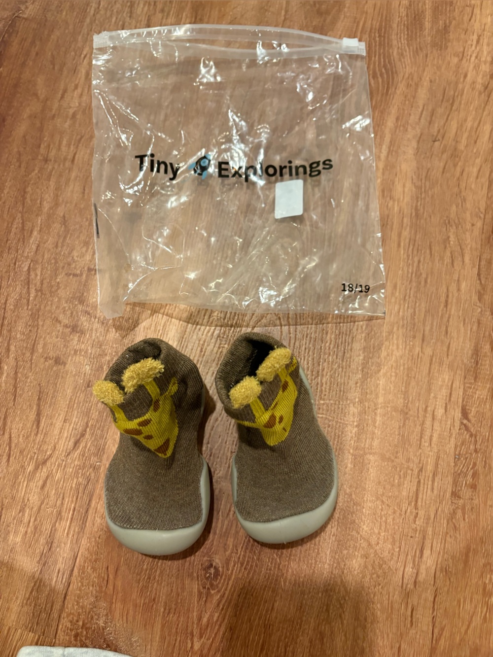 Tiny explorings Kids Non-Slip Soft-Soled Shoes with Yellow Giraffe Accent